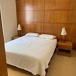 Residencial com serviços 45 metros decorado com sala, suíte e cozinha na quadra da praia de Copacabana
