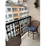 Studio_Copacabana: varandinha com vista lateral mar