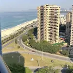 Na Orla Da Praia Da Barra Da Tijuca, Rio De Janeiro