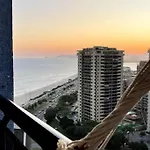 Na Orla Da Praia Da Barra Da Tijuca, Rio De Janeiro