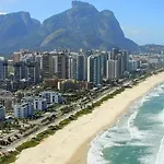 Quarto C/ Banheiro Proximo A Praia Da Barra Da Tijuca