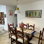 Excelente Apartamento No Leblon 02 Quadras Da Praia Em Predio Com Piscina, Sauna E Academia