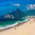 Excelente Apartamento No Leblon 02 Quadras Da Praia Em Predio Com Piscina, Sauna E Academia