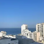 Duas suítes na segunda quadra da praia