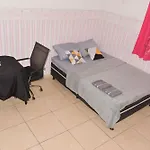 Quarto em residência tranquila e familiar