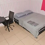 Quarto em residência tranquila e familiar