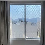 Duas suítes na segunda quadra da praia