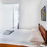 Apartamento Completo Na Praia De Copacabana 02 Quartos Com Vista Lateral Mar Em Andar Alto, Ar, Wifi , Netflix, Pauloangerami Rmvc18