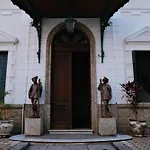 Castelo Dos Tucanos Host