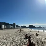 Apartamento Na Quadra Da Praia De Copacabana