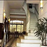 Residencial com serviços 45 metros decorado com sala, suíte e cozinha na quadra da praia de Copacabana