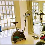 Residencial com serviços 45 metros decorado com sala, suíte e cozinha na quadra da praia de Copacabana
