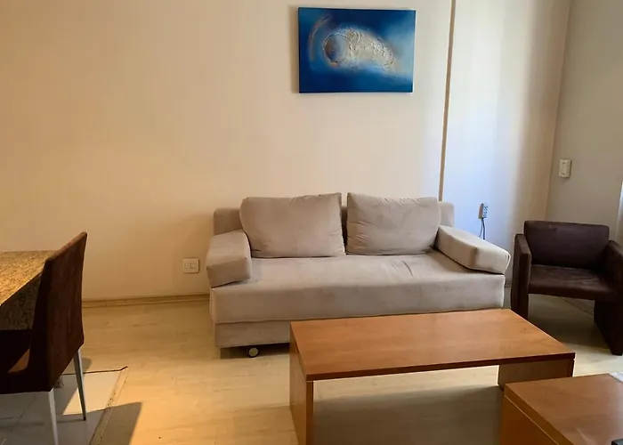 Residencial com serviços 45 metros decorado com sala, suíte e cozinha na quadra da praia de Copacabana
