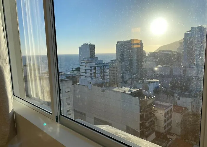 Duas suítes na segunda quadra da praia