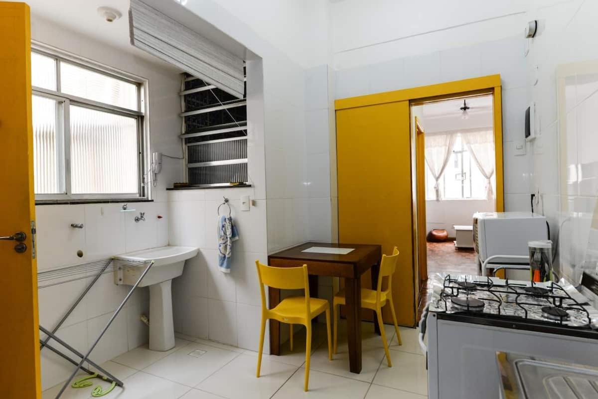 Two Bedrooms Avenida Atlantica Copacabana Apartment *