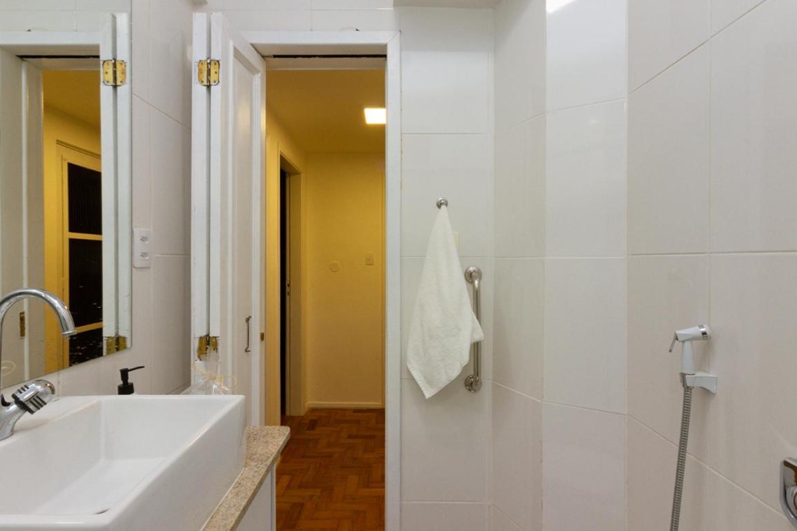 Apartamento R. Carlos Góis, 476 - Leblon - Lb016 *