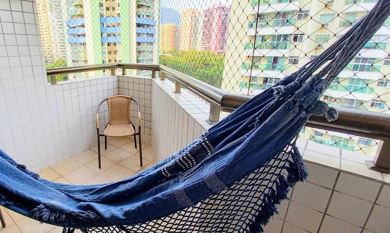 Apartamento Na Barra Da Tijuca Com Wi-fi Em Condomínio Com Piscina E Próximo à Apartamento *