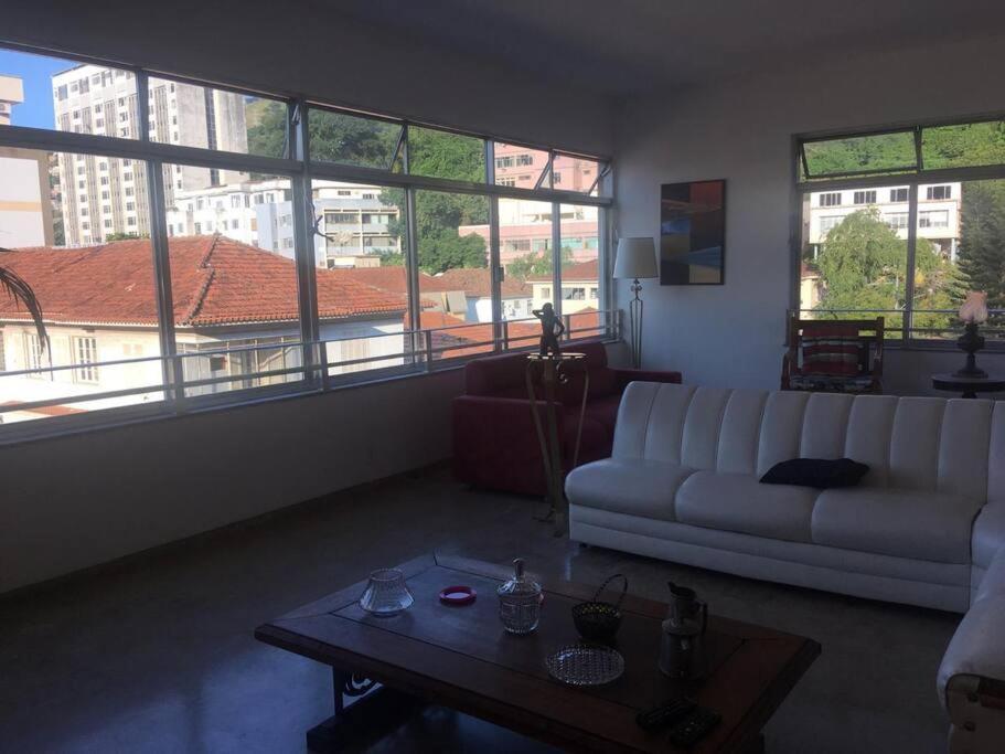 Quarto em Acomodações Particulares Apartamento Amplo, Arejado E Iluminado