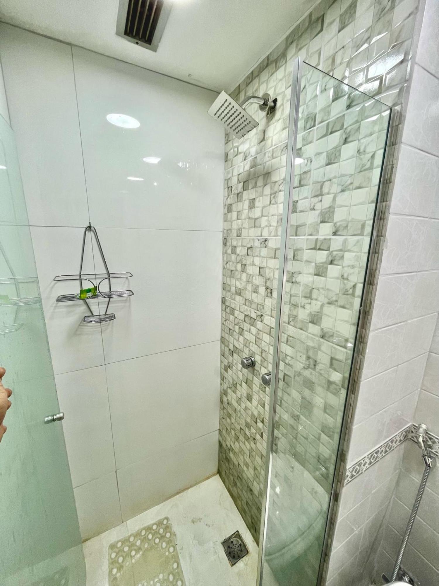 Excelente Apartamento No Leblon 02 Quadras Da Em Predio Com Piscina, Sauna E Academia