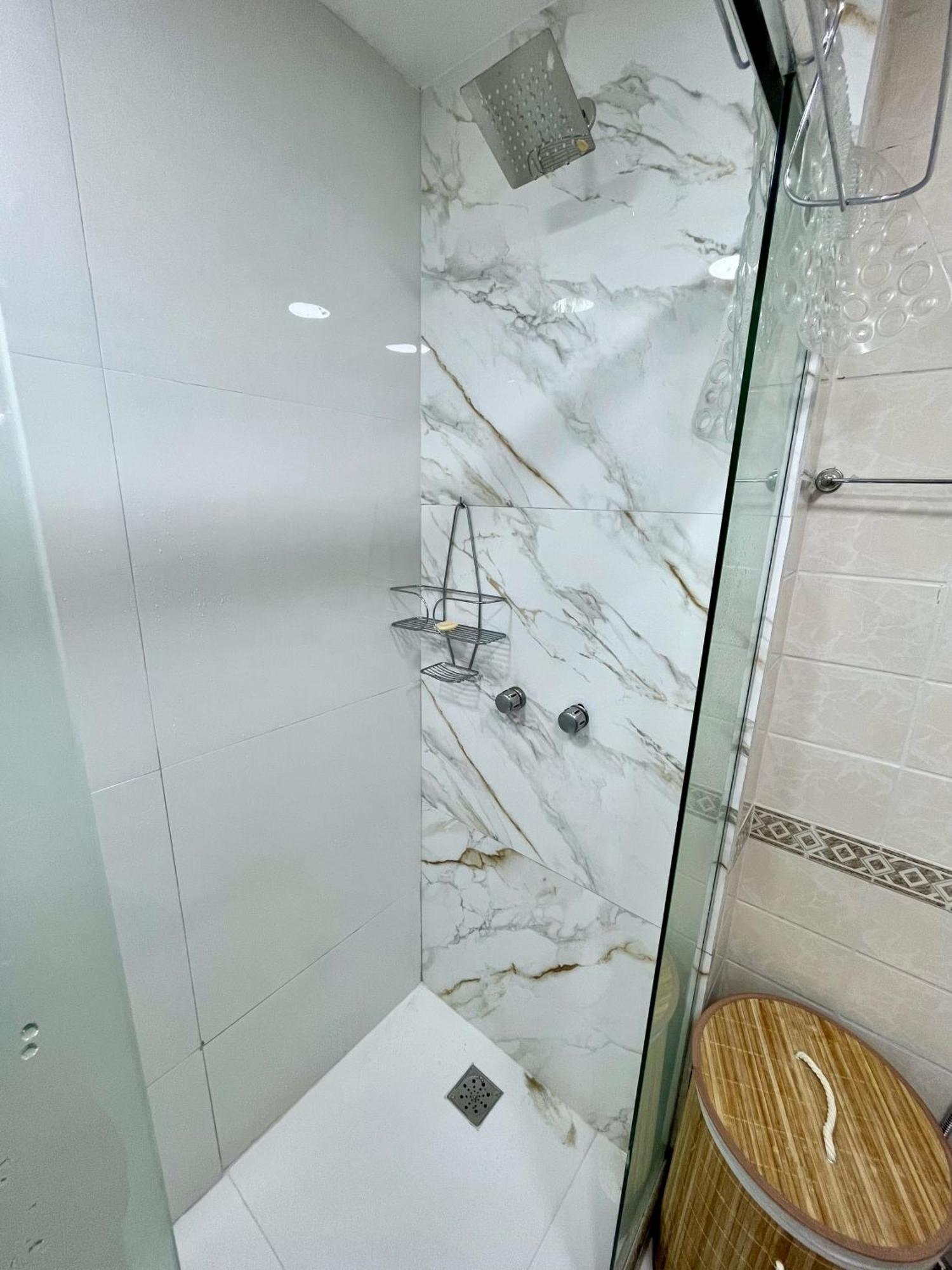 Excelente Apartamento No Leblon 02 Quadras Da Em Predio Com Piscina, Sauna E Academia *