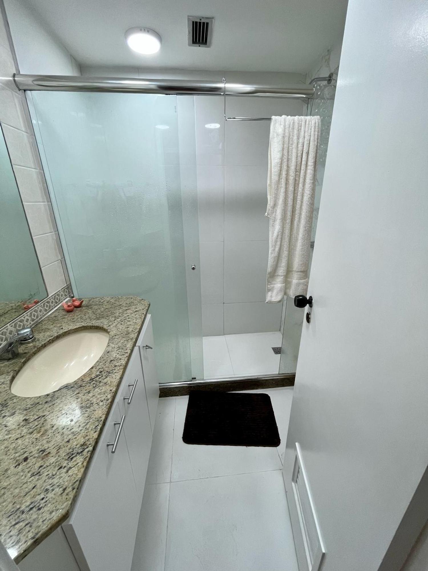 Apartamento Excelente Apartamento No Leblon 02 Quadras Da Em Predio Com Piscina, Sauna E Academia *