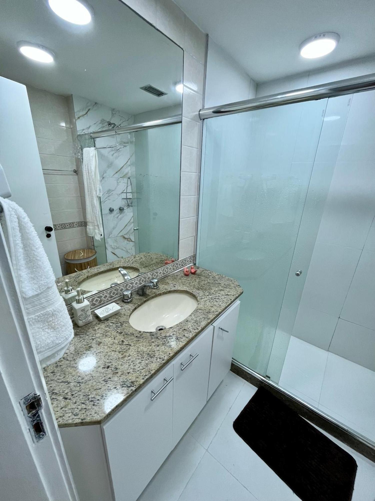 Excelente Apartamento No Leblon 02 Quadras Da Em Predio Com Piscina, Sauna E Academia *