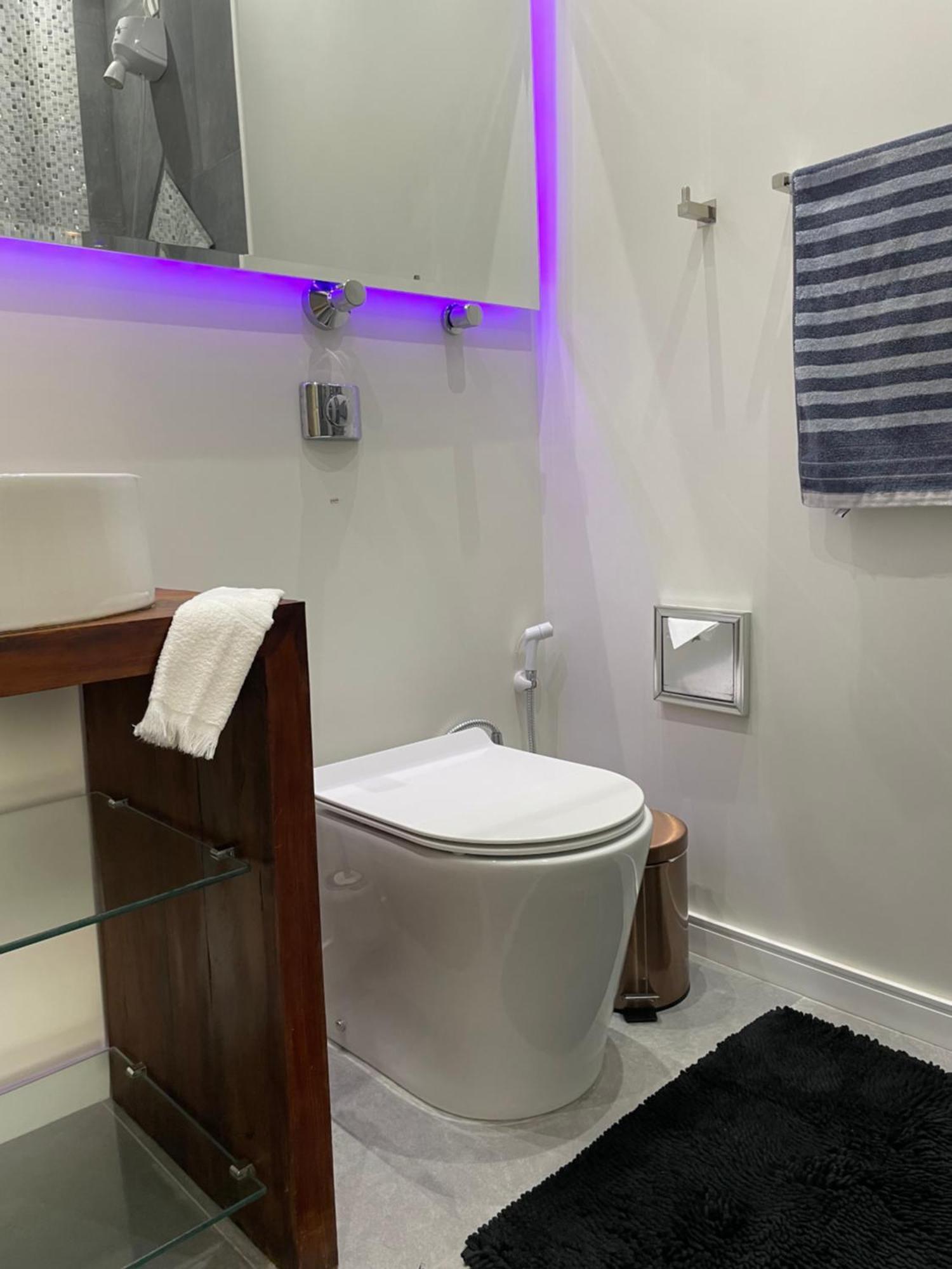 Conforto Espaco Trabalho Wi-fi Rapido Cama Queen Perto Metro Cantagalo Rio de Janeiro