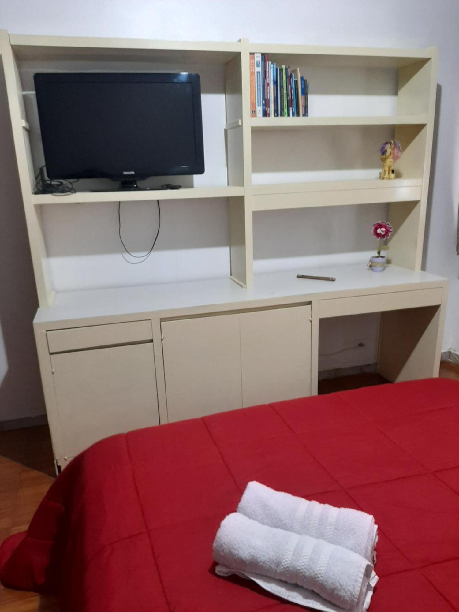 Quarto em Acomodações Particulares Apartamento Amplo, Arejado E Iluminado *