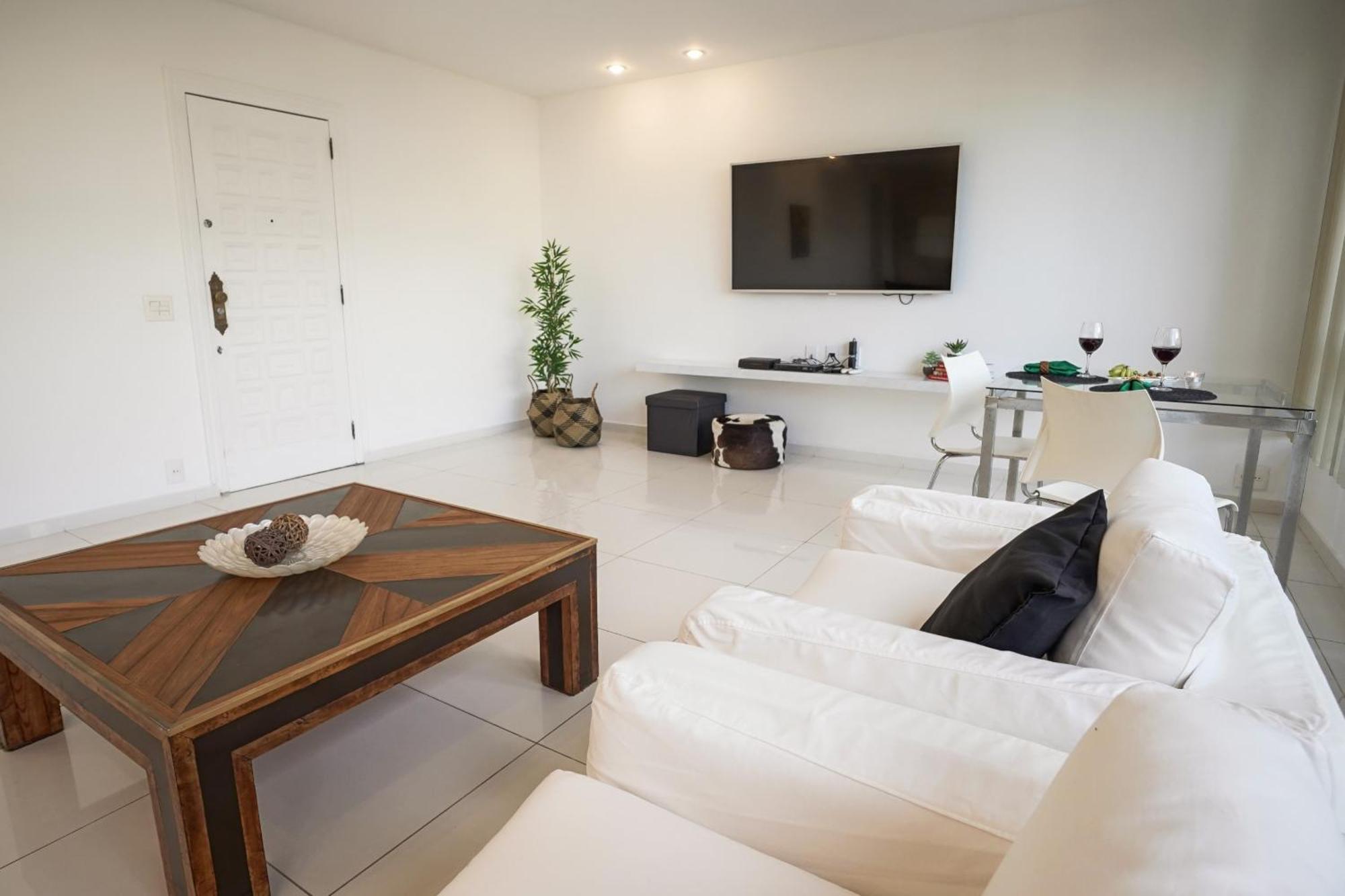 Apartamento Espacoso Na Quadra Da Do Leblon *