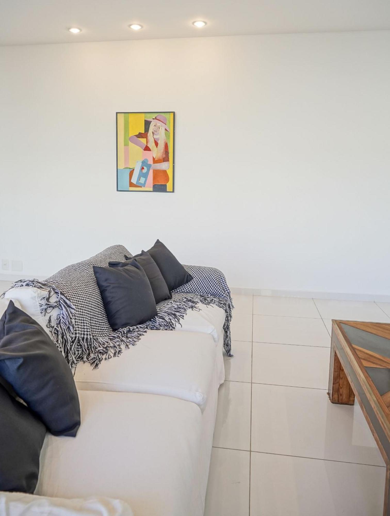 Apartamento Espacoso Na Quadra Da Do Leblon *