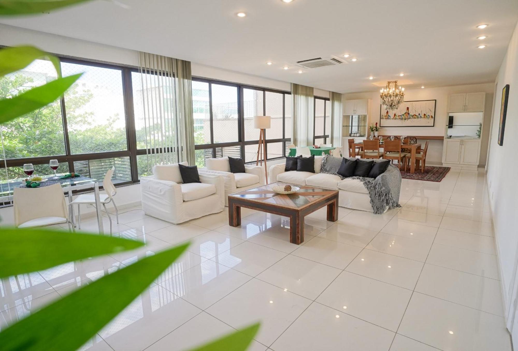 Apartamento Espacoso Na Quadra Da Do Leblon *