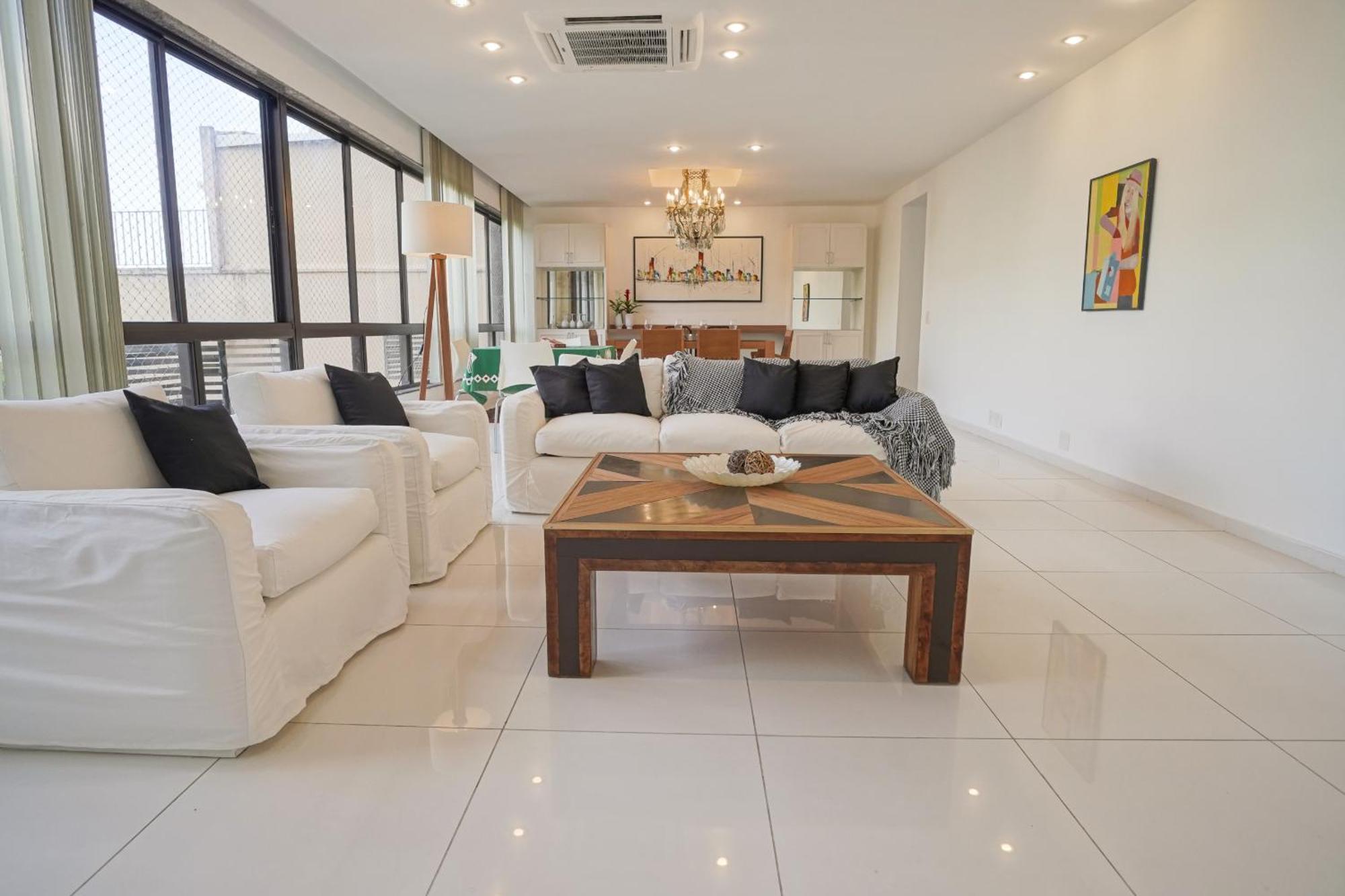 Apartamento Espacoso Na Quadra Da Do Leblon *