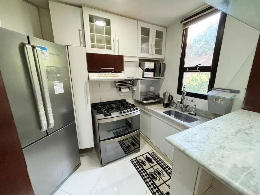 Apartment A 5min- Com Piscina, Portaria 24hrs, Internet 500mg, Shopping Rio Sul 2min A Pe!