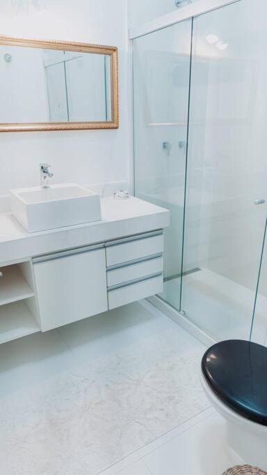 Apartamento Na Praia, Com Terraco E Jardim- Leblon 2
