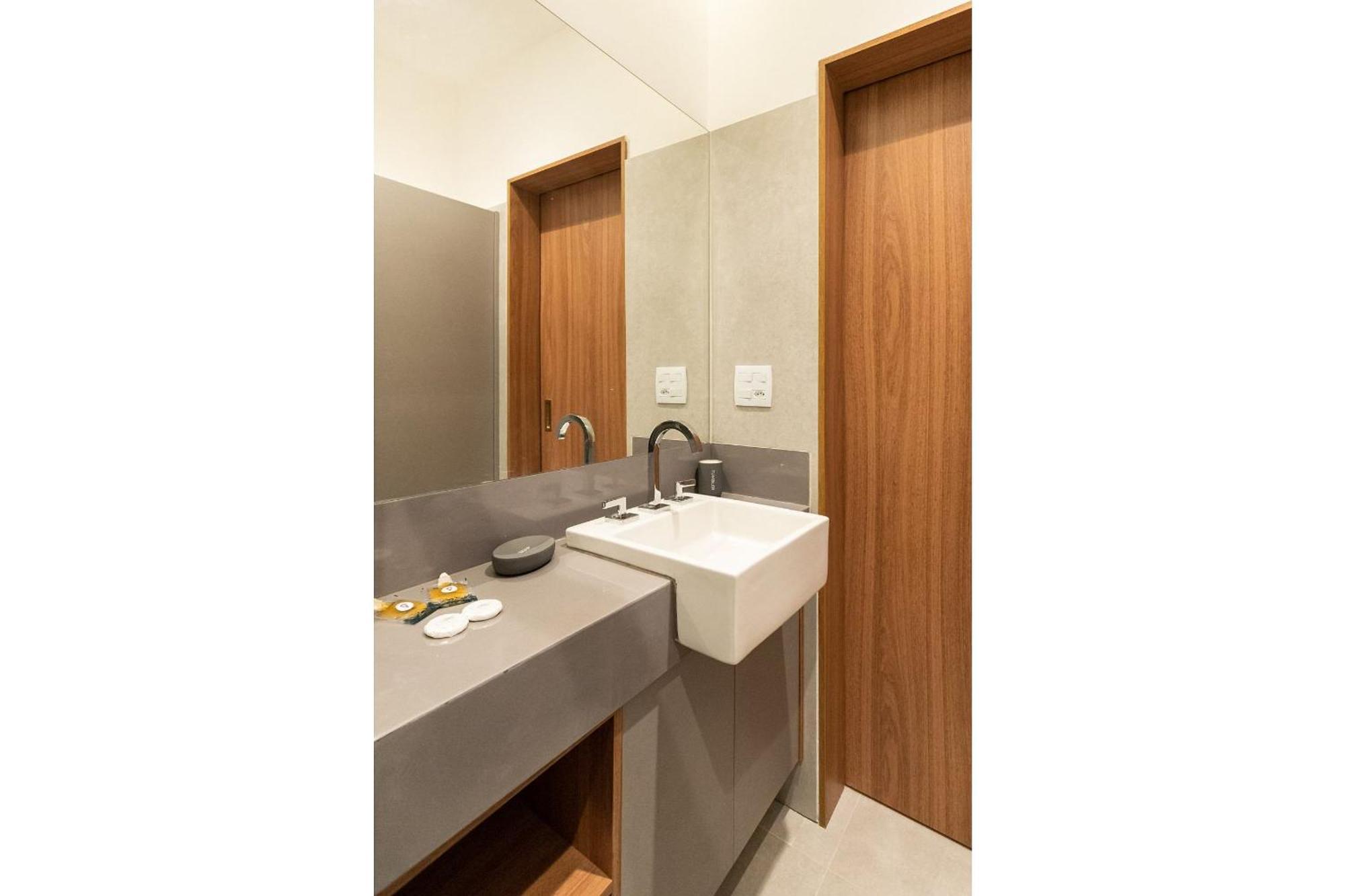 Apartamento Frente Mar Em Copacabana | A 3806/1203 *