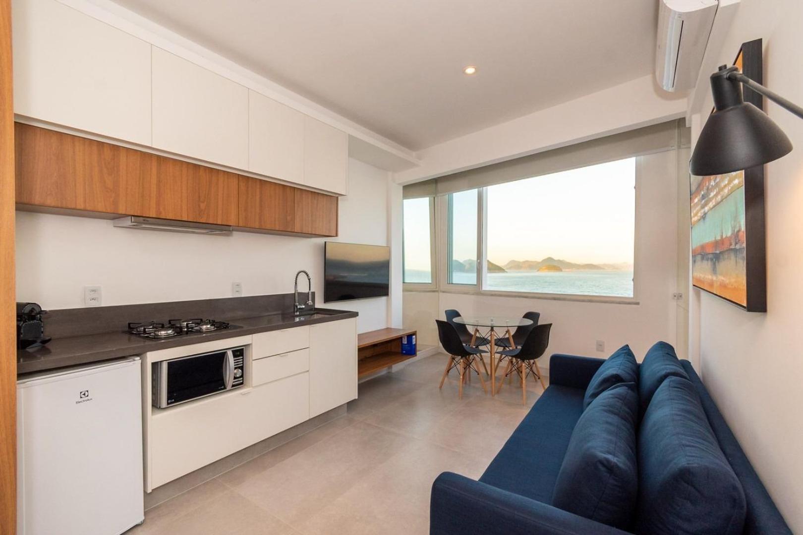 Apartamento Frente Mar Em Copacabana | A 3806/1203 *