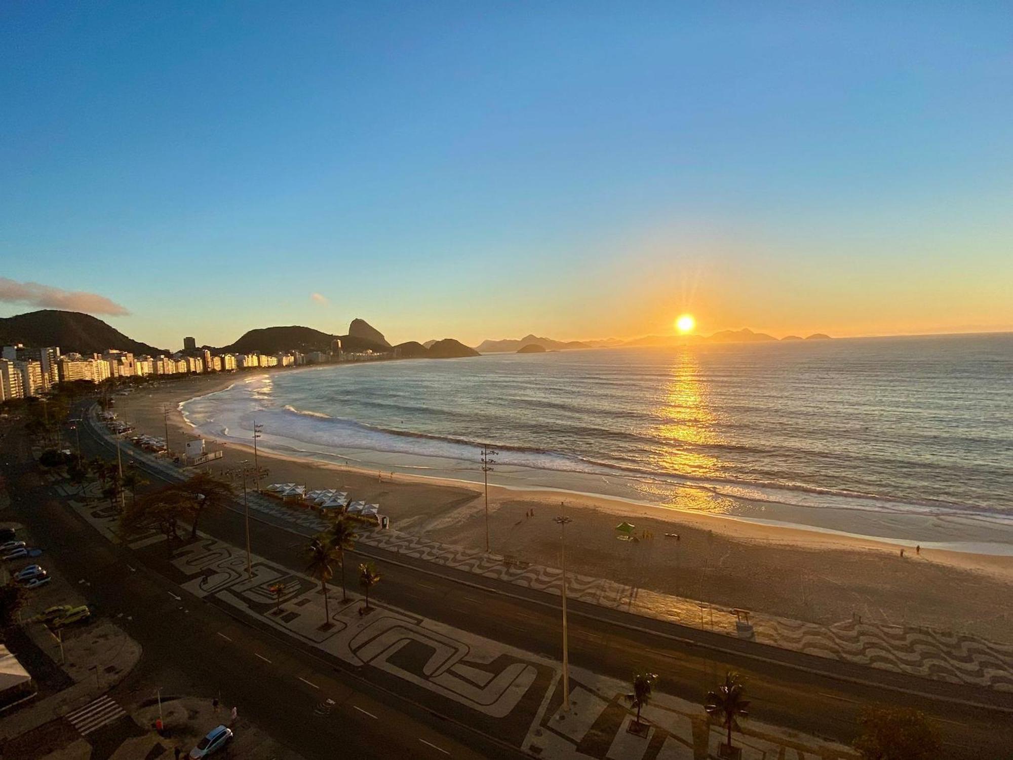 Apartamento Frente Mar Em Copacabana | A 3806/1203 *