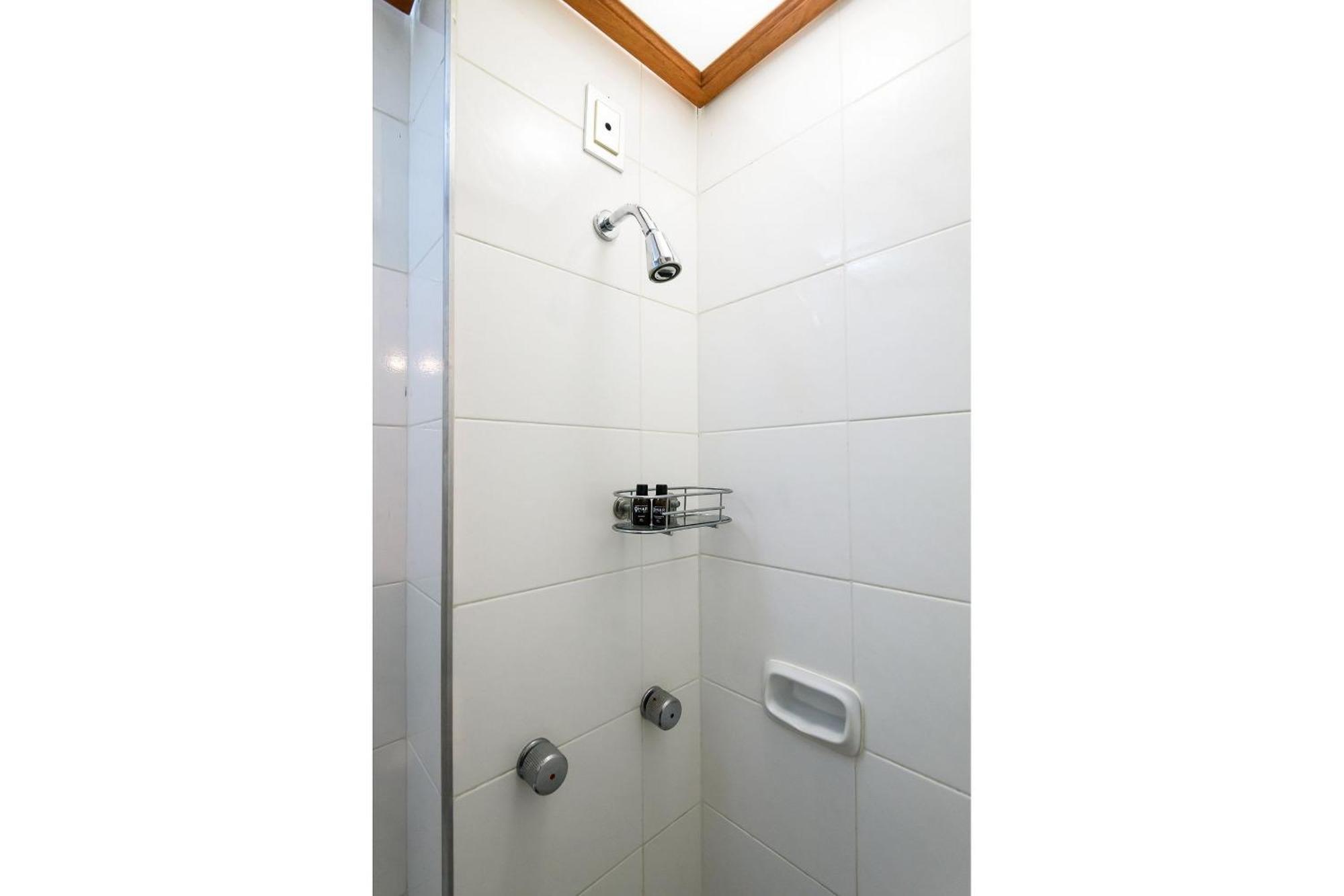 Apartamento Apto Antigo No Leblon P/ 7 Pessoas | Gsm 300/701 *