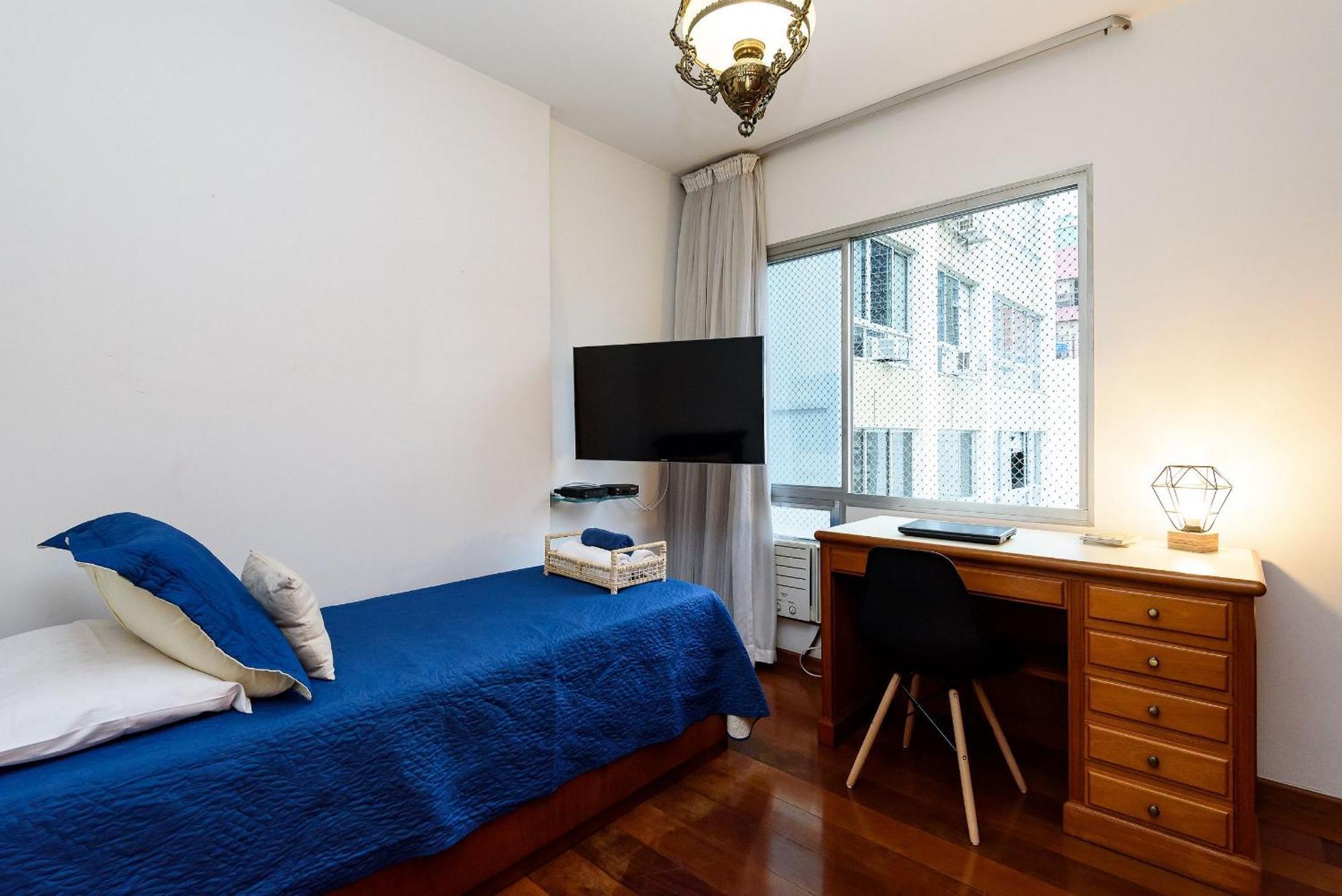 Apartamento Apto Antigo No Leblon P/ 7 Pessoas | Gsm 300/701 *