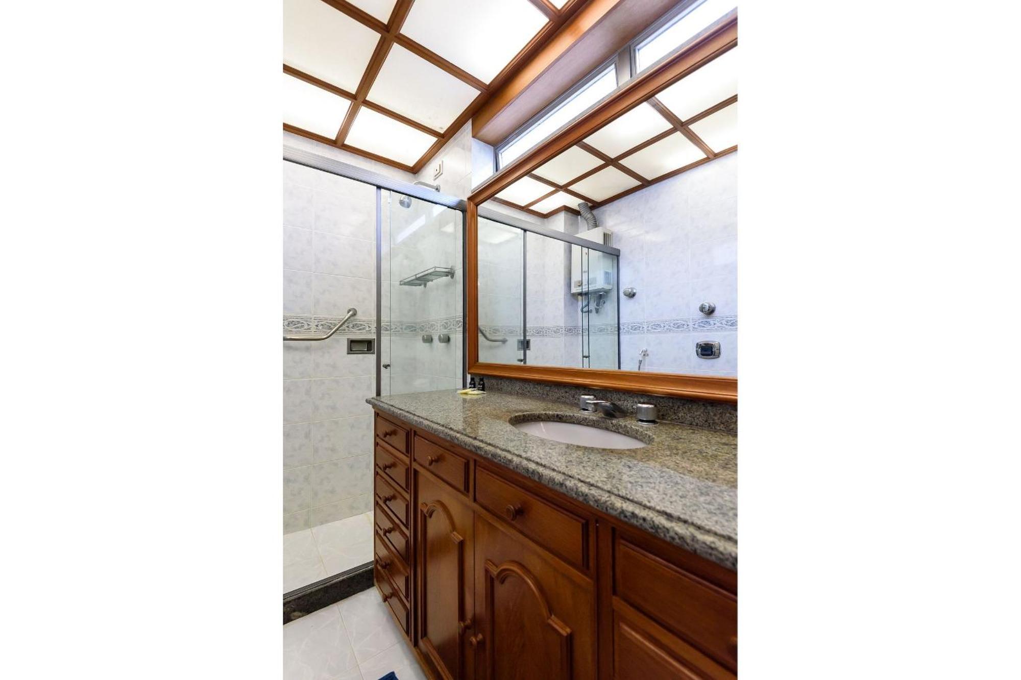 Apartamento Apto Antigo No Leblon P/ 7 Pessoas | Gsm 300/701 *