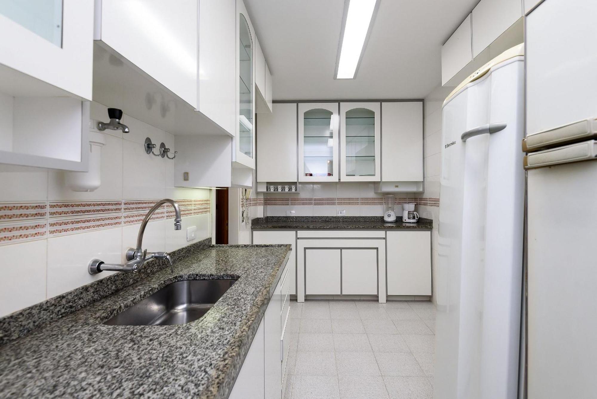 Apartamento Apto Antigo No Leblon P/ 7 Pessoas | Gsm 300/701