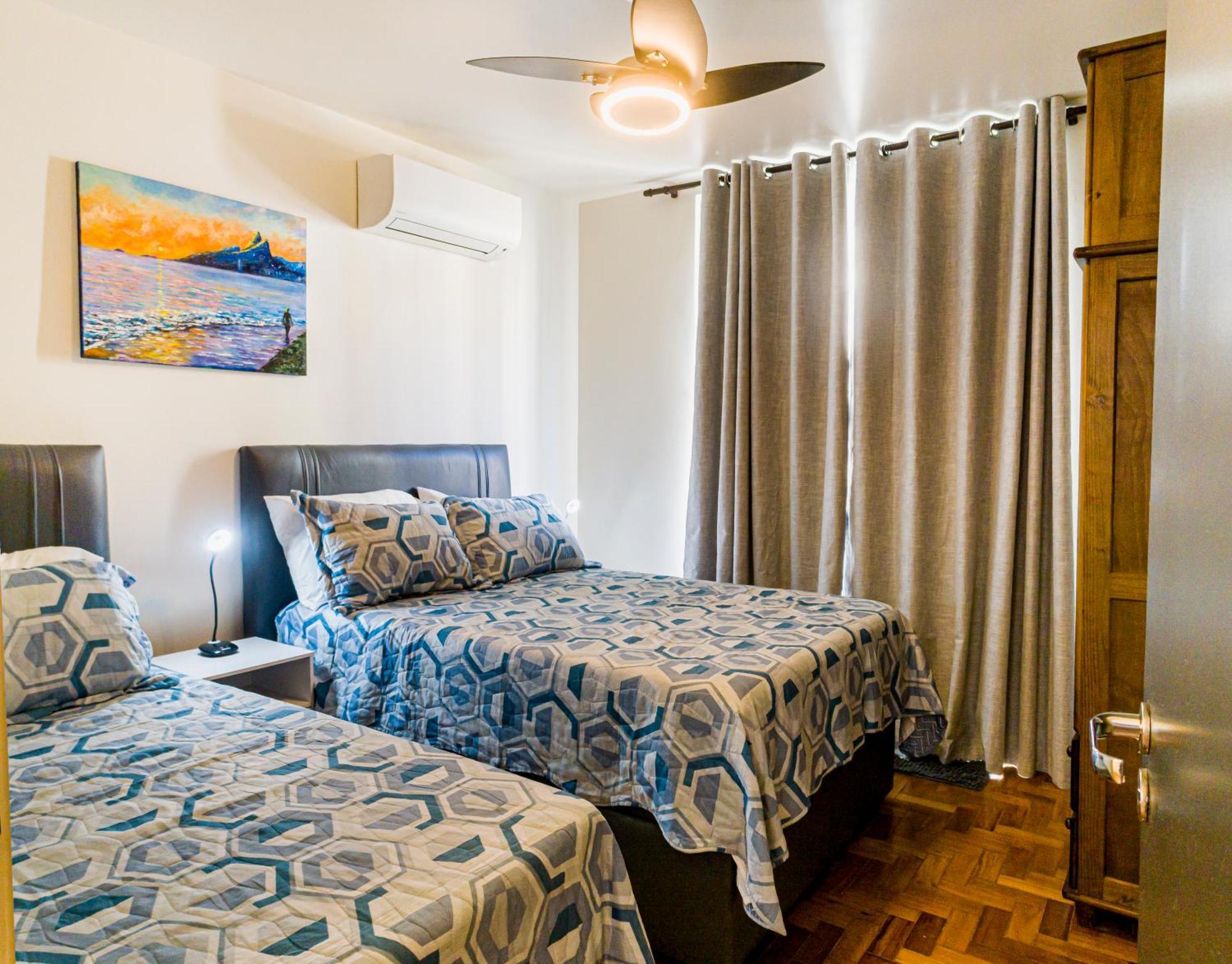 03 Quartos , Todo Reformado, No Posto 6 De Copacabana Enorme, 6 Camas, Ao Lado De Arpoador E Ipanema , Climatizado , Wifi E 3 Smart Tv, Pauloangerami Rp144 Apartamento Rio de Janeiro