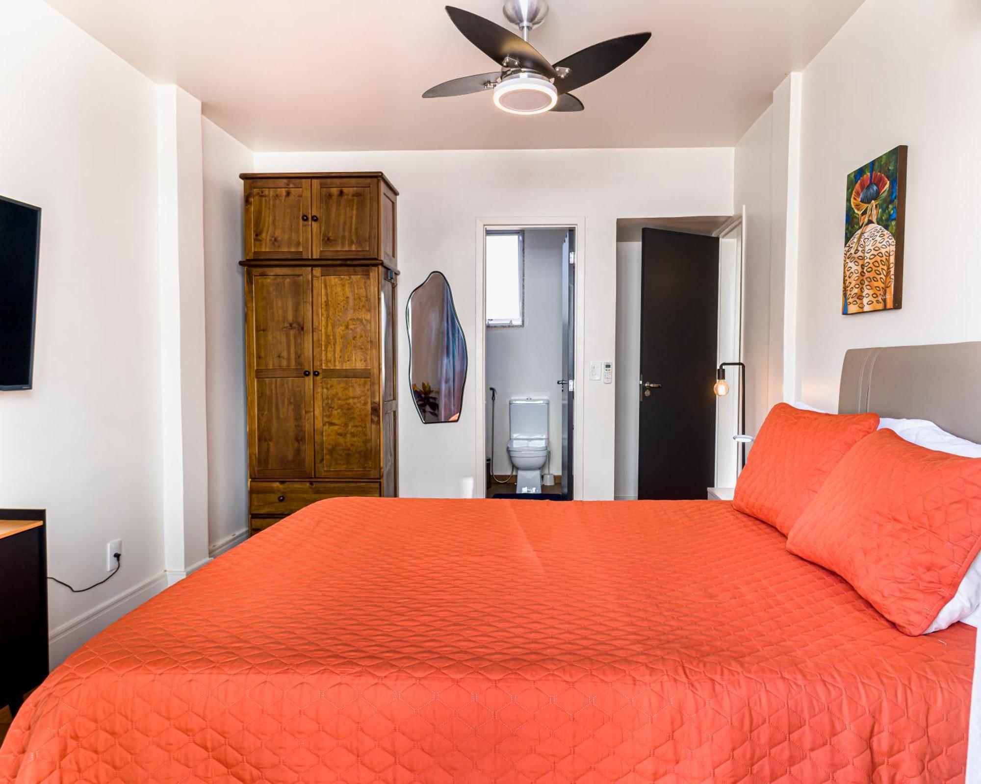 03 Quartos , Todo Reformado, No Posto 6 De Copacabana Enorme, 6 Camas, Ao Lado De Arpoador E Ipanema , Climatizado , Wifi E 3 Smart Tv, Pauloangerami Rp144 * Rio de Janeiro