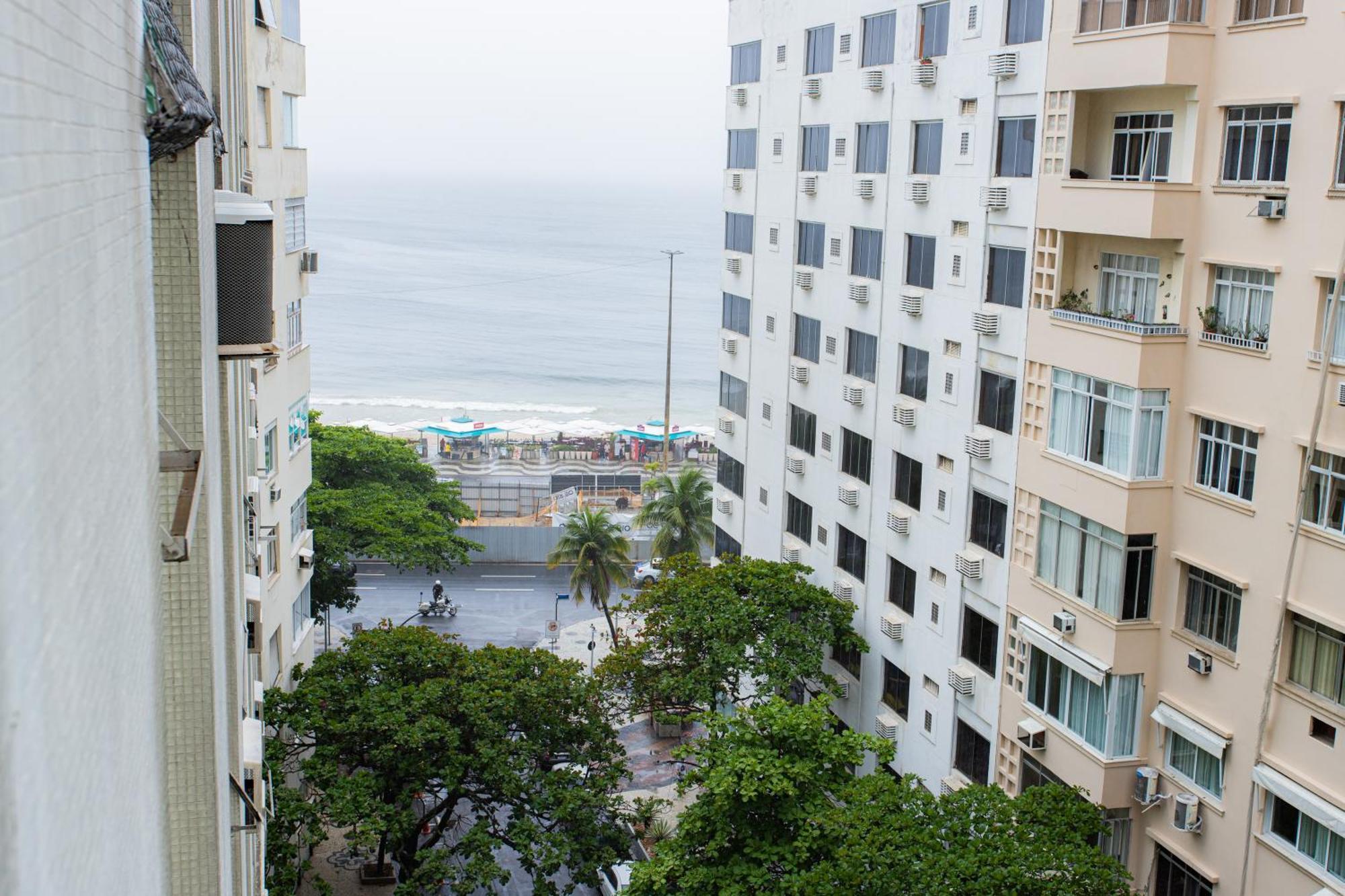 Suh Copacabana 76 On The Beach!