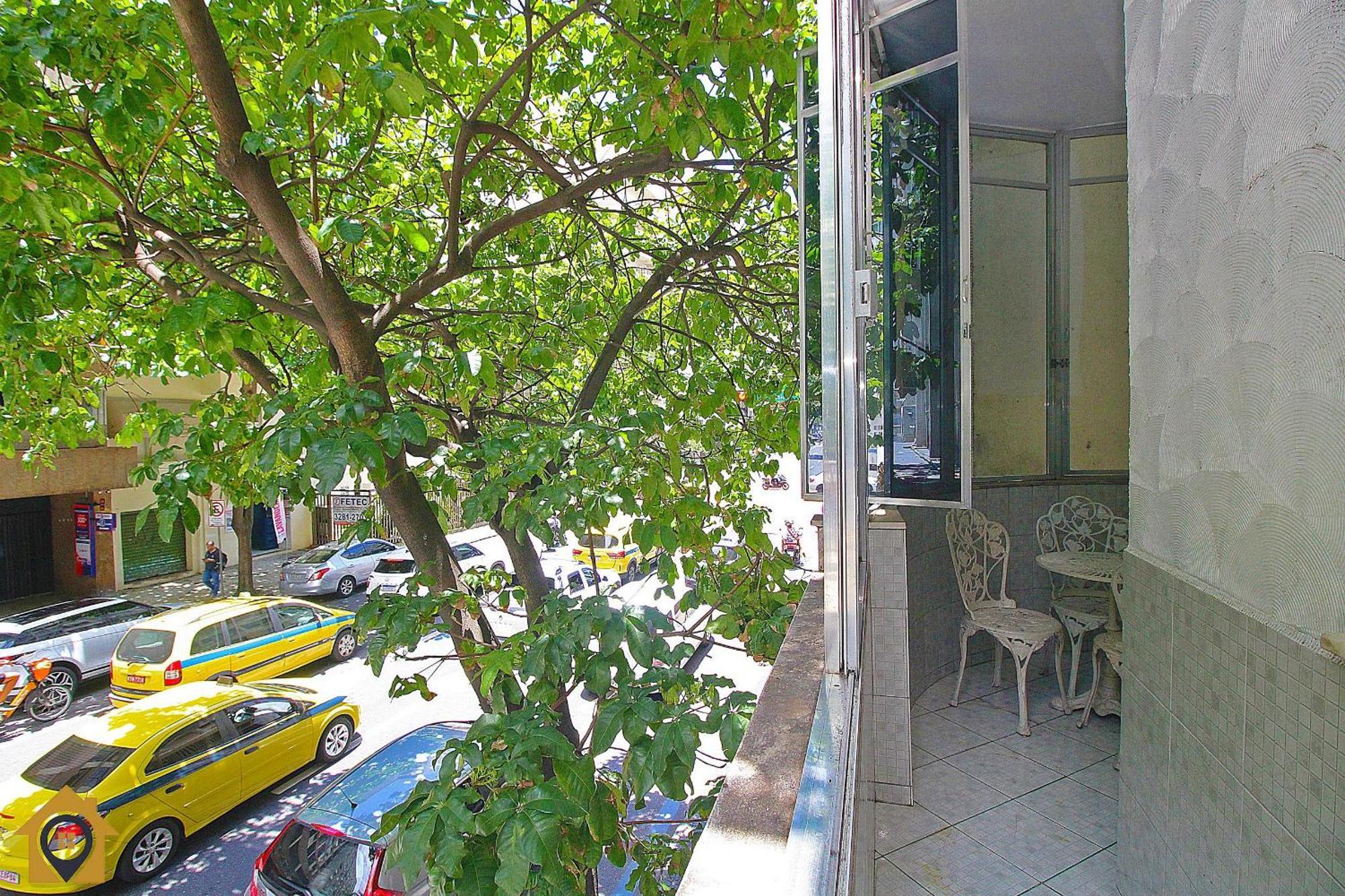 Apto Com Varanda Em Localizacao Privilegiada Apartamento *