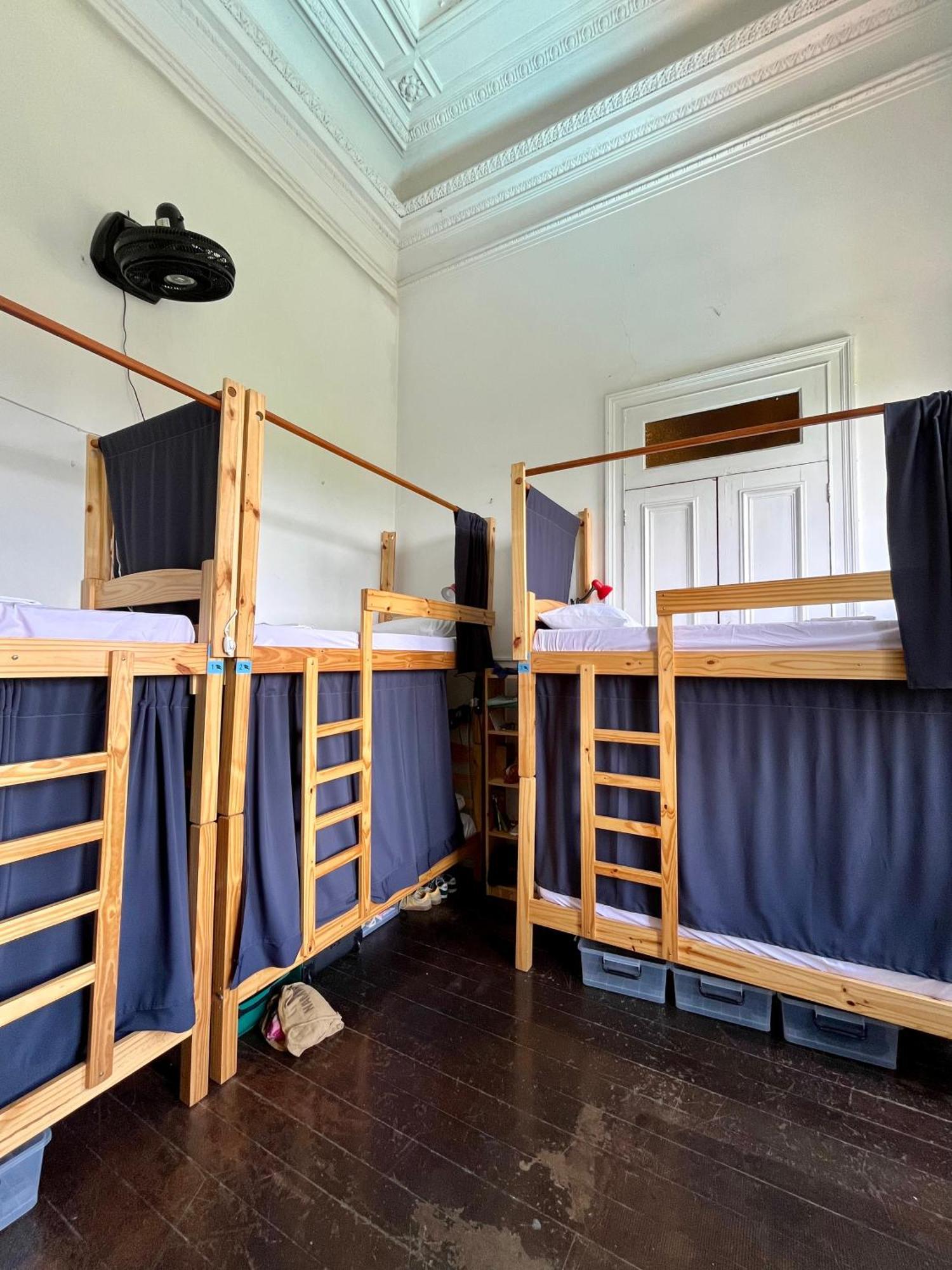 Albergue Castelo Dos Tucanos Host *