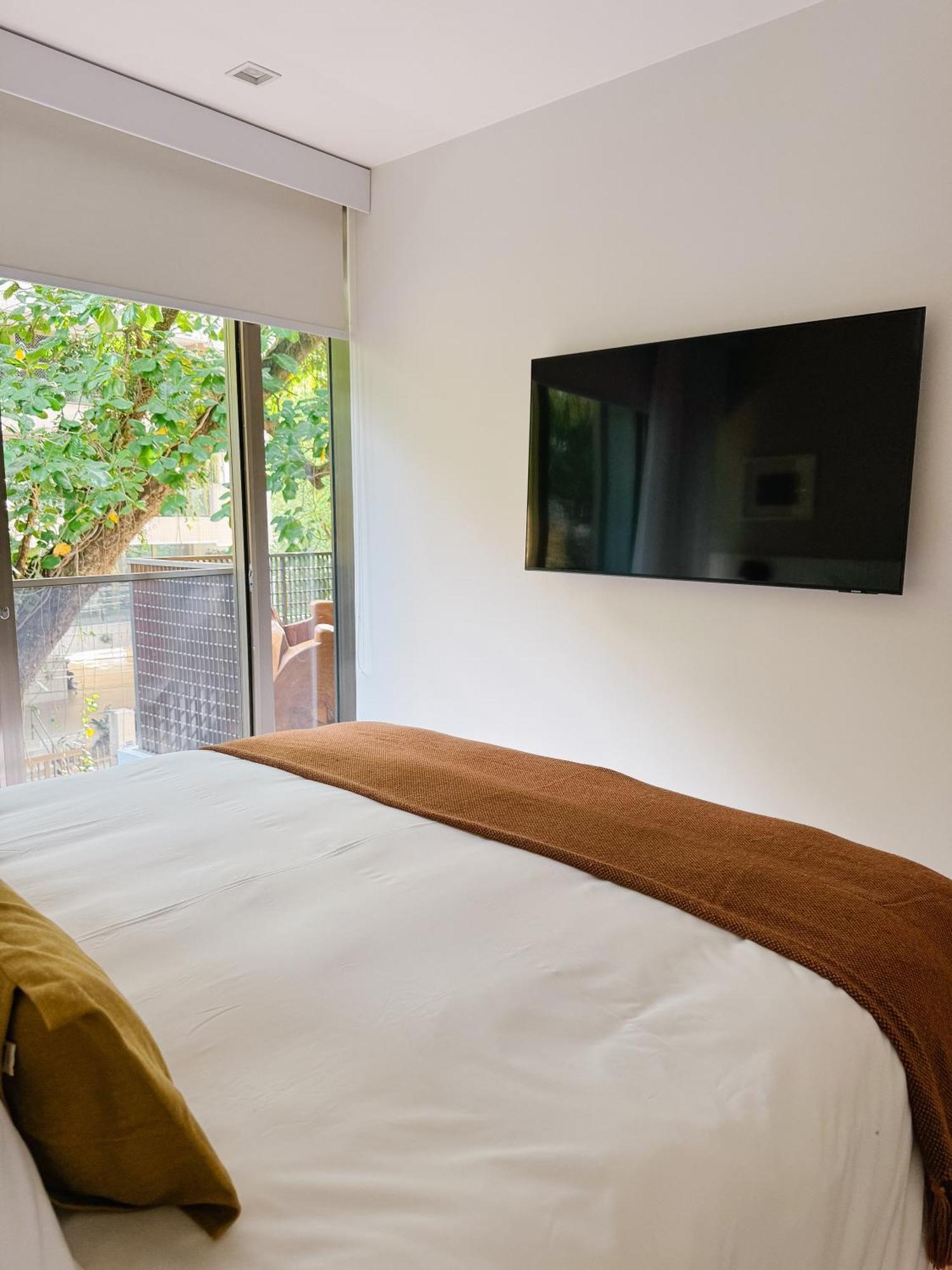 2br Heart Of Leblon With Balcony, Renovated Gem Apartment Rio de Janeiro