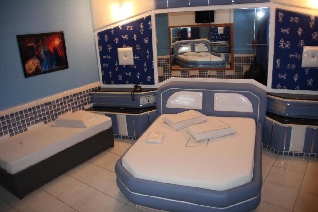 Love hotel Shelton 2*