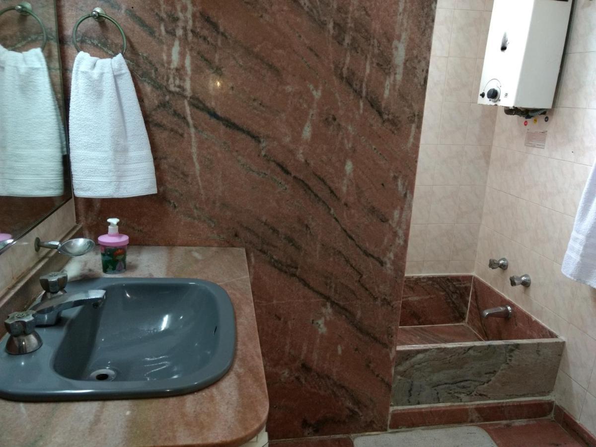 Quarto em Acomodações Particulares Apartamento Amplo, Arejado E Iluminado *