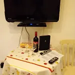 Maravilhoso Sala E Quarto Completo Na Quadra Da Praia De Copacabana Posto 5